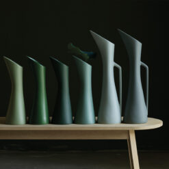 bilde av en rekke vaser i produktserien Stolt kanne