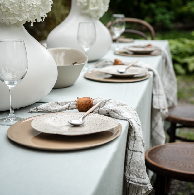bilde av borddekking med ment produkter